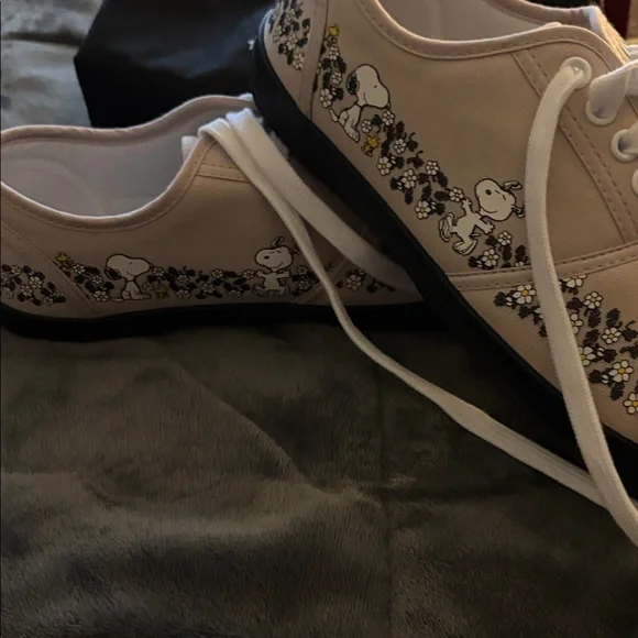 Snoopy Canvas Sneakers - Beige and Black - Picture 7 of 7